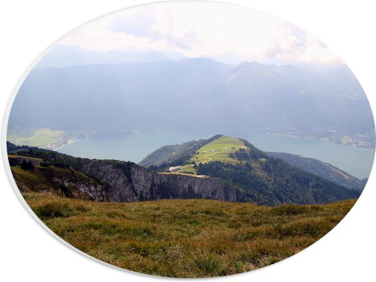 PVC Schuimplaat Ovaal - Uitzicht over Berglandschap - 28x21 cm Foto op Ovaal (Met Ophangsysteem)