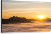 Canvas - Verdwijnende Zon achter Bergen boven Wolken - 120x80 cm Foto op Canvas Schilderij (Wanddecoratie op Canvas)