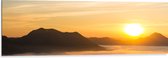 Dibond - Verdwijnende Zon achter Bergen boven Wolken - 120x40 cm Foto op Aluminium (Wanddecoratie van metaal)