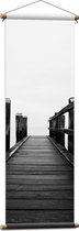 WallClassics - Textielposter - Op de Pier (Zwart/ Wit) - 40x120 cm Foto op Textiel