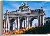 WallClassics - Hout - Monument in Brussel met Bloemen - 75x50 cm - 9 mm dik - Foto op Hout (Met Ophangsysteem)