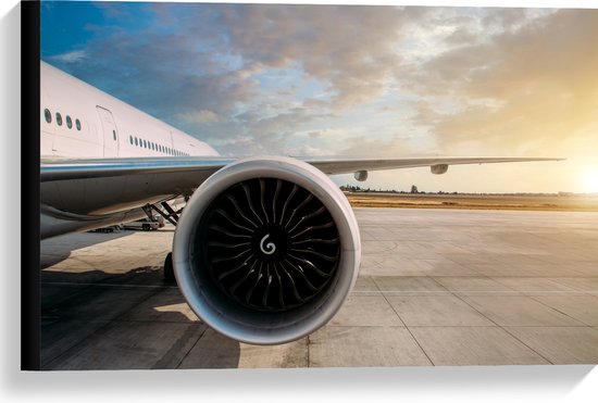 Canvas - Motor van Wit Vliegtuig op Vliegveld - 60x40 cm Foto op Canvas Schilderij (Wanddecoratie op Canvas)