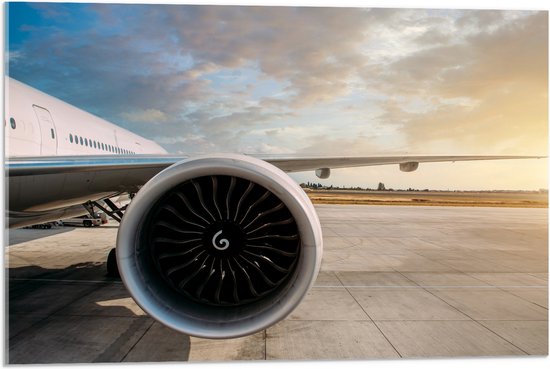 Acrylglas - Motor van Wit Vliegtuig op Vliegveld - 75x50 cm Foto op Acrylglas (Met Ophangsysteem)