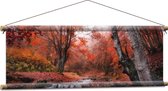 Textielposter - Bos met Stromend Water en Roodkleurige Bladeren - 90x30 cm Foto op Textiel
