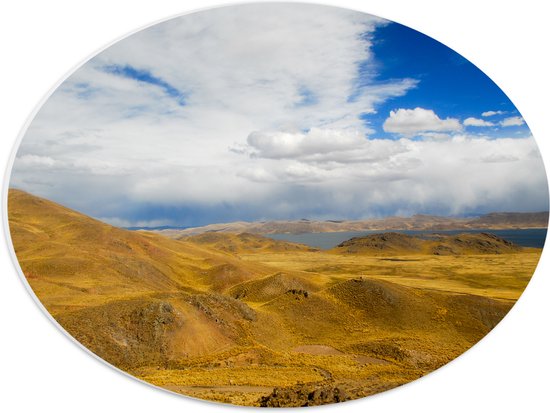 PVC Schuimplaat Ovaal - Geel Berglandschap onder Wolkenveld in Peru - 40x30 cm Foto op Ovaal (Met Ophangsysteem)