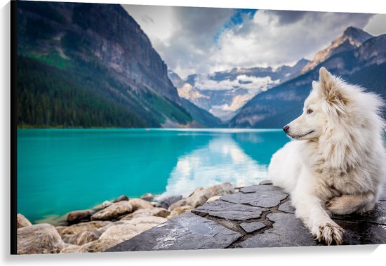 WallClassics - Canvas - Witte Hond liggend bij Bergen en Water - Samojeed - 120x80 cm Foto op Canvas Schilderij (Wanddecoratie op Canvas)