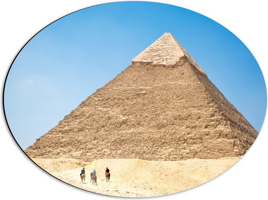 WallClassics - Dibond Ovaal - Piramide in de Woestijn - 56x42 cm Foto op Ovaal (Met Ophangsysteem)