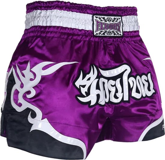 Paarse Fluory Muay Thai shorts met witte en zwarte tribale opdruk, witte tailleband.