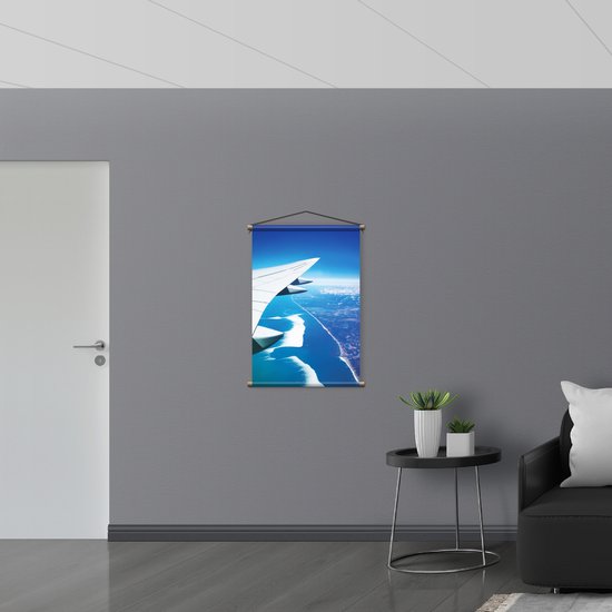 WallClassics - Textielposter - Vleugel van Vliegtuig boven de Kust - 60x90 cm Foto op Textiel