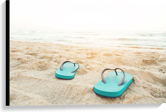 Canvas - Blauw Paar Slippers op Strand aan de Zee - 90x60 cm Foto op Canvas Schilderij (Wanddecoratie op Canvas)