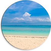 Dibond Muurcirkel - Wit Strand met Helderblauwe Oceaan - 50x50 cm Foto op Aluminium Muurcirkel (met ophangsysteem)