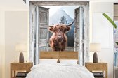 Behang - Fotobehang Schotse hooglander - Koe - Landelijk - Doorkijk - Breedte 195 cm x hoogte 260 cm