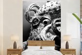 Behang - Fotobehang Het hoofd van een octopus - zwart wit - Breedte 155 cm x hoogte 240 cm