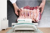 Behang - Fotobehang Een slager pakt een stuk vlees - Breedte 350 cm x hoogte 260 cm