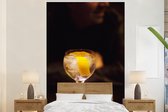 Behang - Fotobehang Een Gin tonic met een citroentje - Breedte 155 cm x hoogte 240 cm