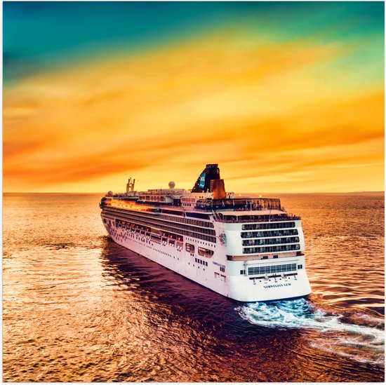WallClassics - Poster Glanzend – Cruise op Zee met groen gele Lucht - 50x50 cm Foto op Posterpapier met Glanzende Afwerking