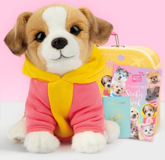 Foto: Studio pets knuffel jack russel jacky set pluche knuffel 23cm gele speelgoedkoffer paspoort stickerboek