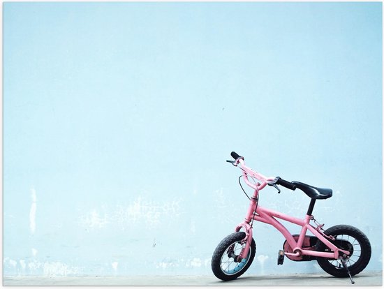 WallClassics - Poster (Mat) - Roze Kinderfietsje tegen Blauwe Muur - 40x30 cm Foto op Posterpapier met een Matte look