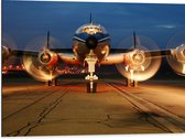 WallClassics - Dibond - Vooraanzicht van Vliegtuig in de Avond - 80x60 cm Foto op Aluminium (Met Ophangsysteem)
