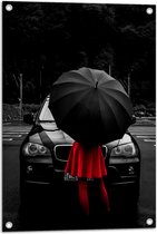 WallClassics - Tuinposter – Vrouw in Rood bij Zwarte Auto met Paraplu - 50x75 cm Foto op Tuinposter (wanddecoratie voor buiten en binnen)