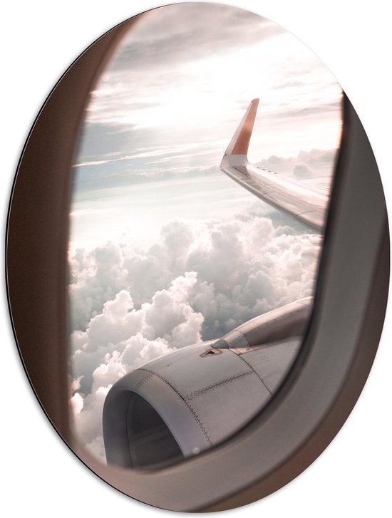 WallClassics - Dibond Ovaal - Uitzicht vanuit Vliegtuigraam op Vliegtuigvleugel bij Wolkenveld - 51x68 cm Foto op Ovaal (Met Ophangsysteem)