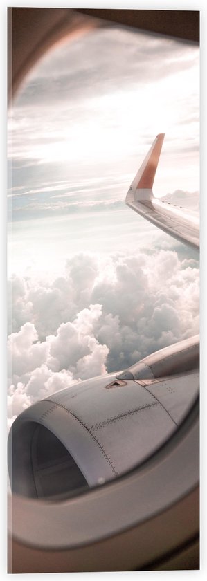 WallClassics - Acrylglas - Uitzicht vanuit Vliegtuigraam op Vliegtuigvleugel bij Wolkenveld - 20x60 cm Foto op Acrylglas (Met Ophangsysteem)