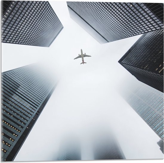WallClassics - Acrylglas - Vliegtuig vliegend tussen Gebouwen - 50x50 cm Foto op Acrylglas (Wanddecoratie op Acrylaat)