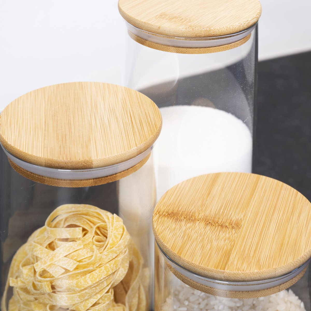 Krumble Voorraadpotten - Set van 3 - 700 ml per pot - Met deksel - Suikerpotten - Snoeppotten - Glazen potten - Voorraadbussen - Bewaarpot - 3-delig - Opbergen en bewaren - Luchtdicht - Glas - Hout - 9 x 9 x 16 cm — cadeau in Wonen & Interieur - foto 4