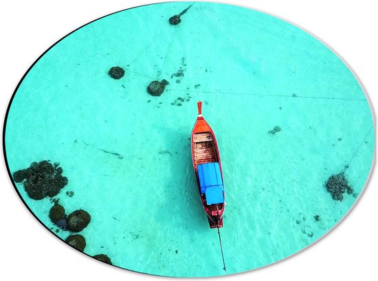 Dibond Ovaal - Bovenaanzicht van Smalle Houten Vissersboot op Helderblauwe Oceaan - 40x30 cm Foto op Ovaal (Met Ophangsysteem)