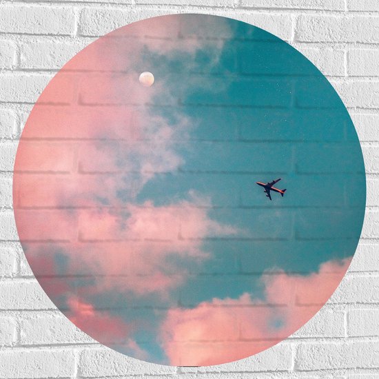 WallClassics - Muursticker Cirkel - Vliegtuig vliegend tussen Roze Wolken met Zon - 80x80 cm Foto op Muursticker