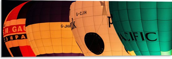 WallClassics - Dibond - Vier Verschillende Kleuren Luchtballonnen in het Donker - 90x30 cm Foto op Aluminium (Wanddecoratie van metaal)