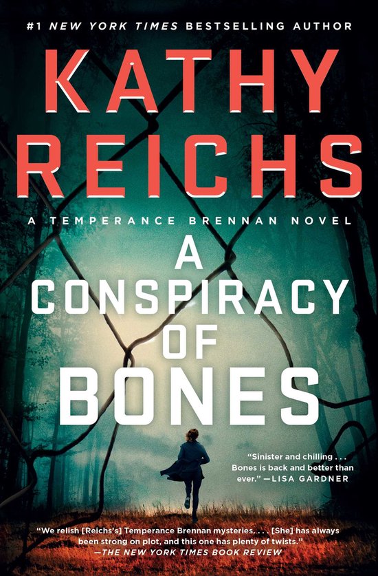 Boekomslag met de titel 'A Conspiracy of Bones' van Kathy Reichs. Een vrouw loopt in de verte weg van de kijker door een bos, tegen een achtergrond van prikkeldraad.
