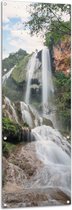 Tuinposter – Hoge Watervallen tussen de Bomen en de Planten in het Regenwoud - 50x150 cm Foto op Tuinposter (wanddecoratie voor buiten en binnen)