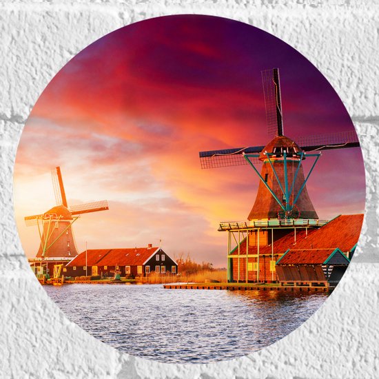 Muursticker Cirkel - Nederlandse Windmolens aan het Water onder Paars met Oranje Lucht - 20x20 cm Foto op Muursticker