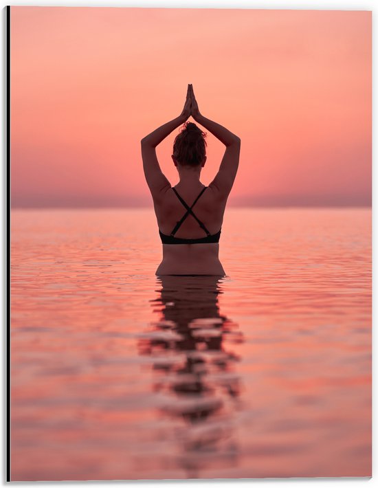 Dibond - Mediterende Vrouwen in Rozekleurige Zee - 30x40 cm Foto op Aluminium (Wanddecoratie van metaal)