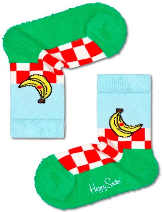 Groene, pluizige sokken met lichtblauwe band, rood-wit geblokte boord en banaanprint.