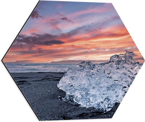 Dibond Hexagon - IJskristal op Zwart Zand op het Strand - 50x43.5 cm Foto op Hexagon (Met Ophangsysteem)