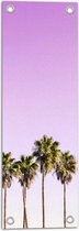 Tuinposter – Vier Hoge Smalle Palmbomen op Pastelroze Achtergrond - 20x60 cm Foto op Tuinposter (wanddecoratie voor buiten en binnen)