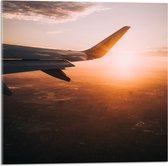 WallClassics - Acrylglas - Vliegtuigvleugel met Zonsondergang - 50x50 cm Foto op Acrylglas (Wanddecoratie op Acrylaat)