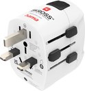 Gedetailleerd beeld van een witte reisadapter met Britse stekkers en twee USB-A poorten. Teksten en logo's zijn zichtbaar.