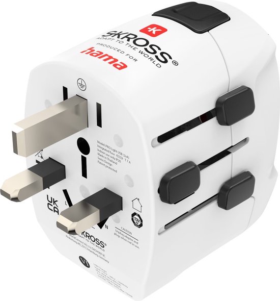 Gedetailleerd beeld van een witte reisadapter met Britse stekkers en twee USB-A poorten. Teksten en logo's zijn zichtbaar.