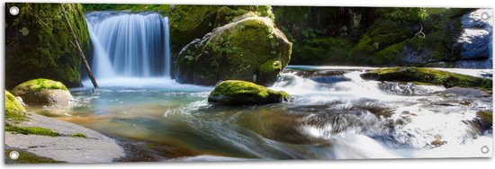 Tuinposter – Stromend Water door Groen Landschap - 120x40 cm Foto op Tuinposter (wanddecoratie voor buiten en binnen)