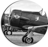 WallClassics - Dibond Muurcirkel - Piloot in Stuntvliegtuig in het zwart-wit - 20x20 cm Foto op Aluminium Muurcirkel (met ophangsysteem)