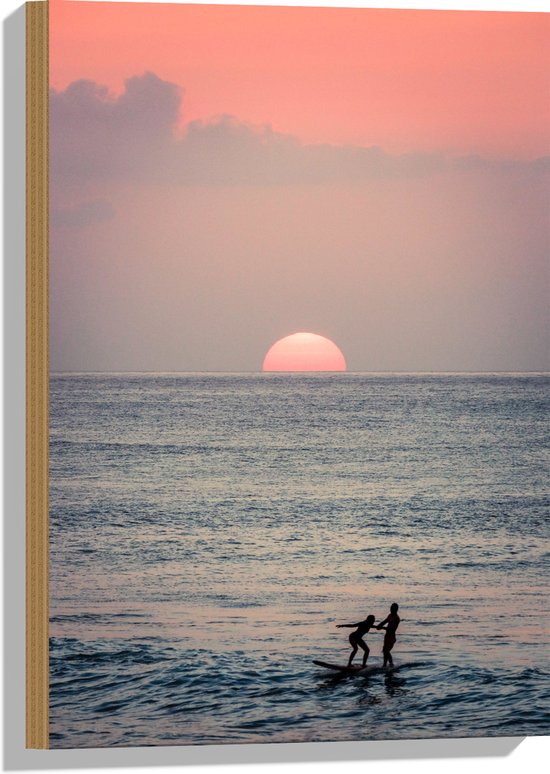 Hout - Surfers in de Zee bij Zonsondergang - 40x60 cm - 9 mm dik - Foto op Hout (Met Ophangsysteem)