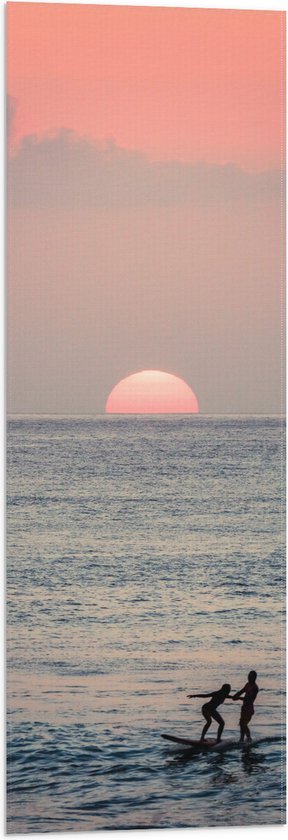 Vlag - Surfers in de Zee bij Zonsondergang - 30x90 cm Foto op Polyester Vlag