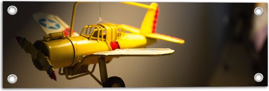 WallClassics - Tuinposter – Geel Kinderspeelgoed Vliegtuigje Zwevend in Kinderkamer - 60x20 cm Foto op Tuinposter (wanddecoratie voor buiten en binnen)