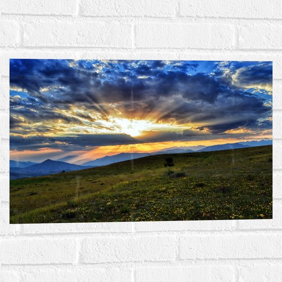 Muursticker - Zonnestralen tussen de Wolken boven Landschap - 60x40 cm Foto op Muursticker