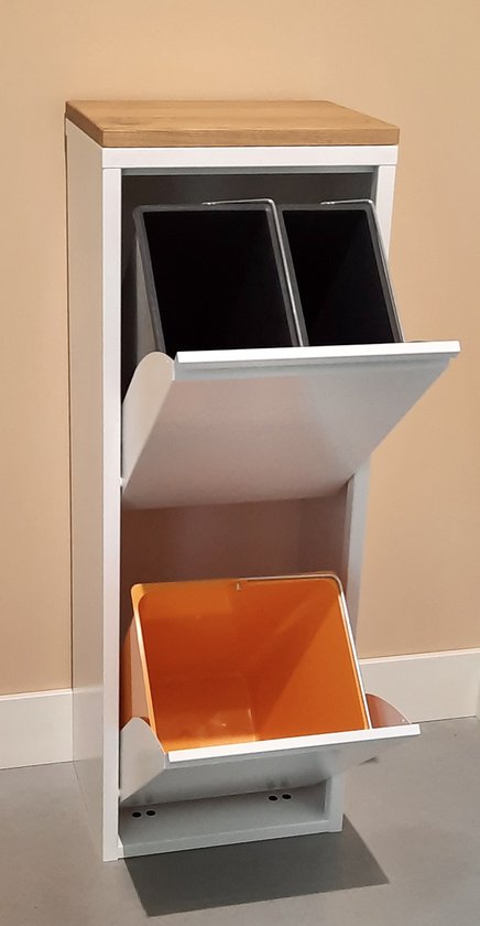 Witte vuilnisbak met houten top, twee zwarte bakken en één oranje bak.