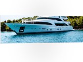 WallClassics - PVC Schuimplaat- Grote Witte Speedboot op Blauw Water aan de Rand van Groen Bos - 120x40 cm Foto op PVC Schuimplaat