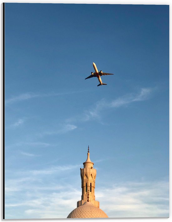 WallClassics - Dibond - Vliegtuig Vliegend boven Klassiek Kerkje - 30x40 cm Foto op Aluminium (Met Ophangsysteem)